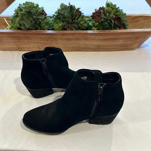 Blondo Women's Black Suede Villa Waterproof Ankle Bootie size 6 EUC - Picture 6 of 7